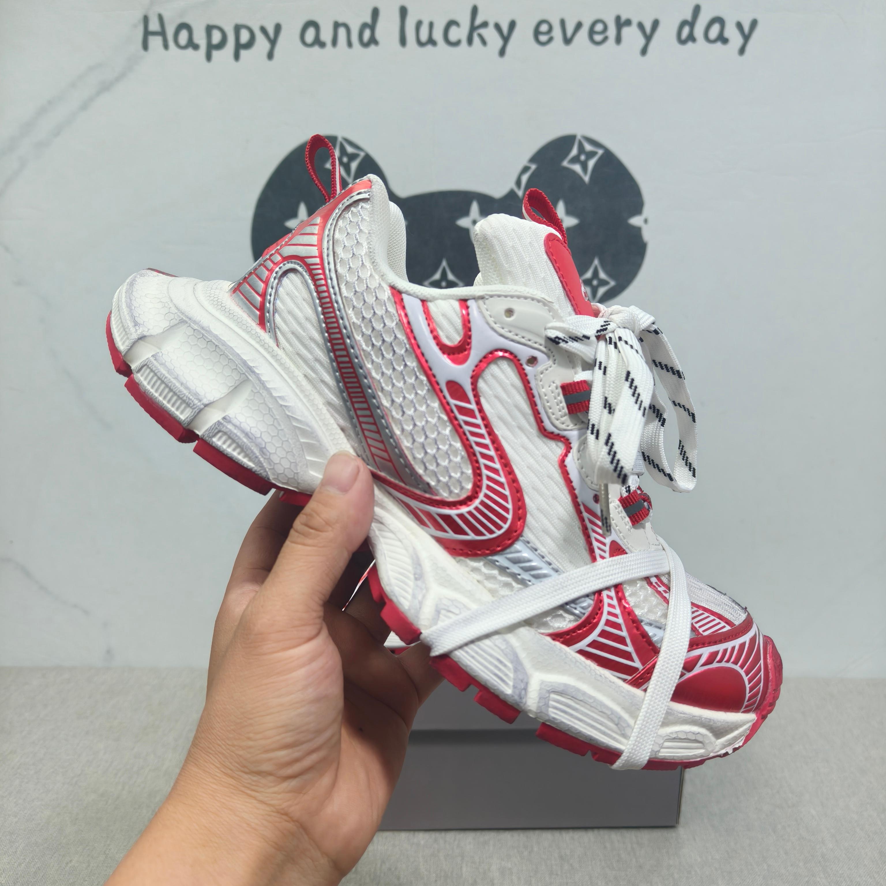 巴黎世家 3XL 白红色/脏脏鞋 36-44码 男女款现货巴黎世家  时尚厚底增高运动潮鞋 ，舒适防滑底和百搭性霸屏整个时尚娱乐圈，细节调整完美主义！纯原版本独家开模大底尽显贵族气质. 做旧款脏脏鞋！