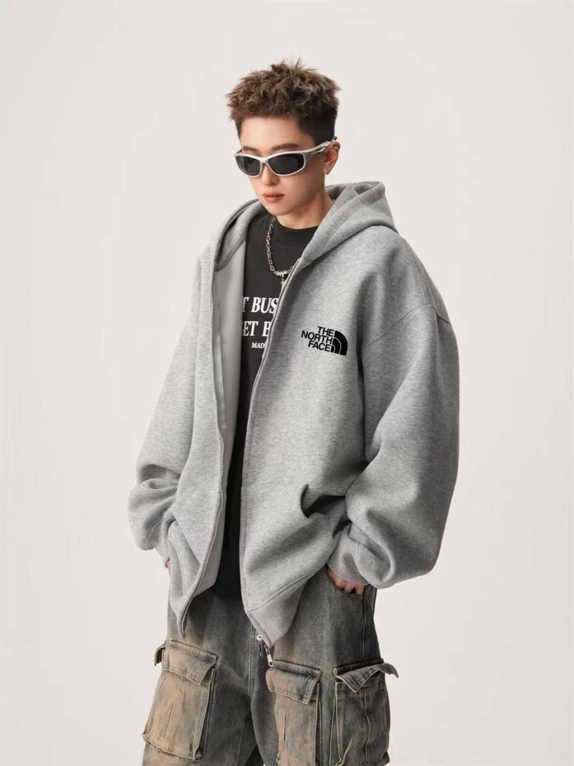 北面 The North Face  百搭落肩宽卫衣连帽华棉开衫外套】春秋百搭必备时尚单品 ，灰色干净有气质 不挑人穿 关键是随便搭配都好看！秋天在里面搭一件白色T恤打底衫 简约又休闲整件用的重磅棉 拿在手里很有分量感 上身满满的高级感颜色：黑色 灰色