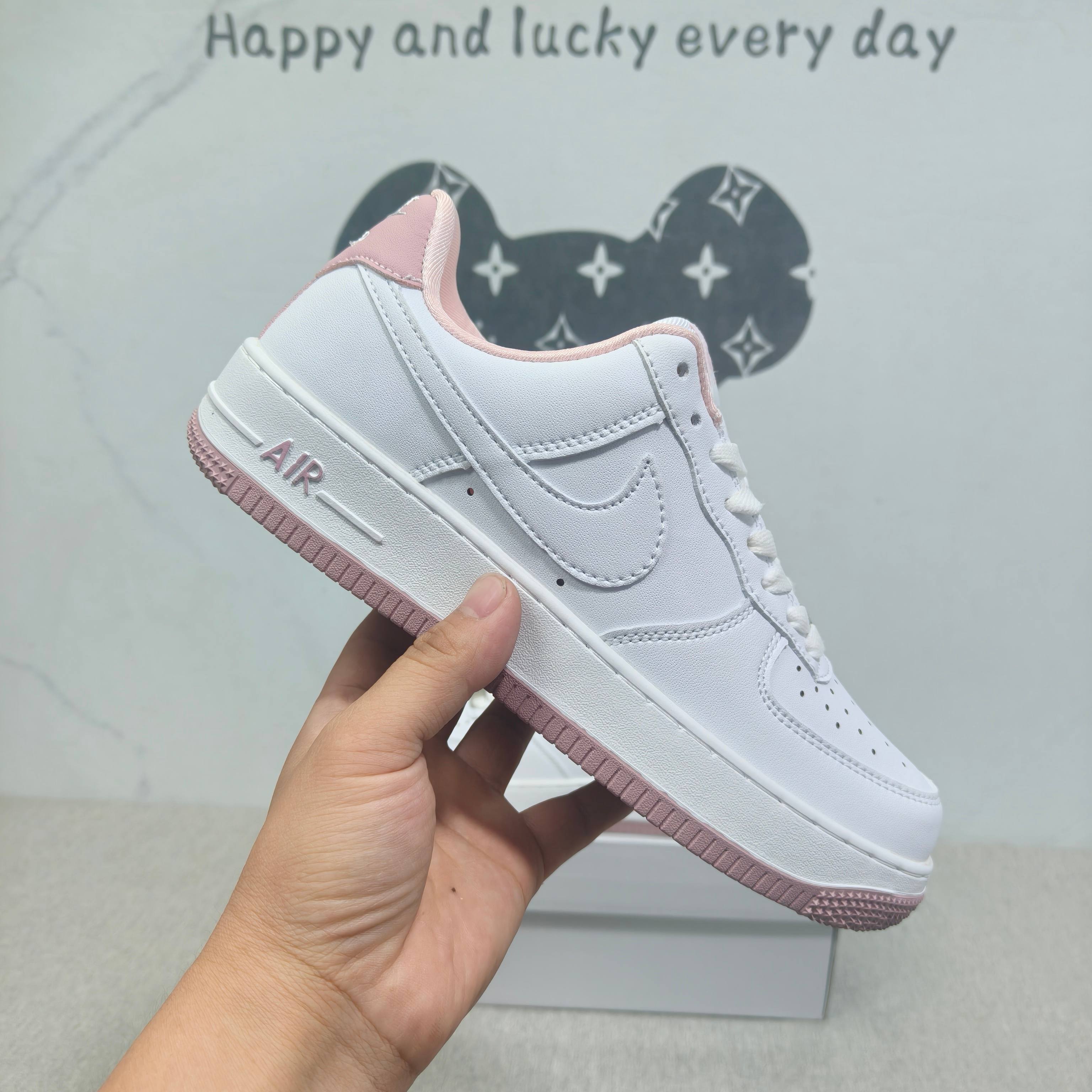 空军白粉   36-40码   女款现货.正确版型 拉帮套楦，真上线，激光下料无毛边，做工细节到位！超迁面料橡胶大底稳行鞋垫，原版开模，现货实拍！
