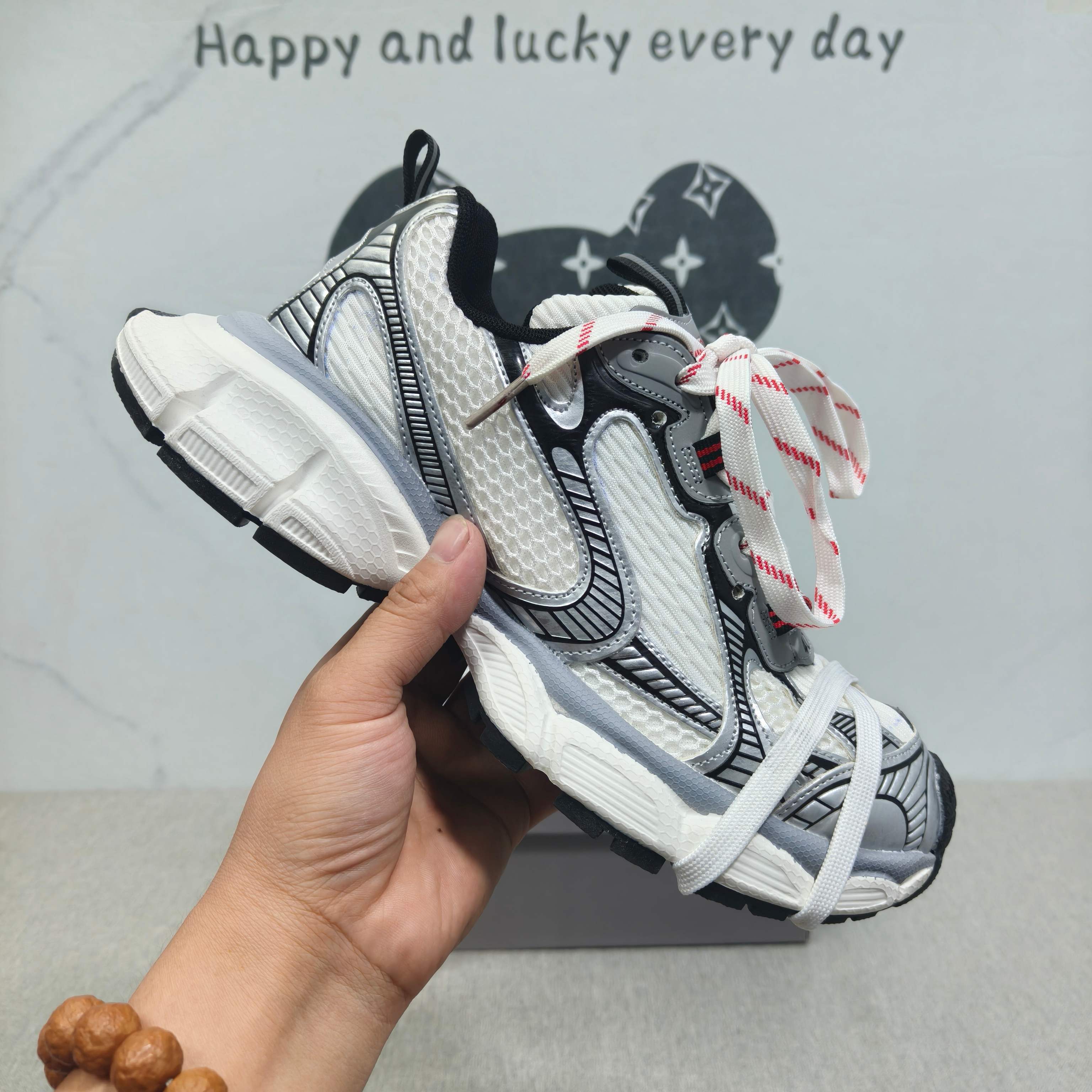 巴黎世家 3XL 银灰色/脏脏鞋 36-44码 男女款现货巴黎世家  时尚厚底增高运动潮鞋 ，舒适防滑底和百搭性霸屏整个时尚娱乐圈，细节调整完美主义！纯原版本独家开模大底尽显贵族气质. 做旧款脏脏鞋！