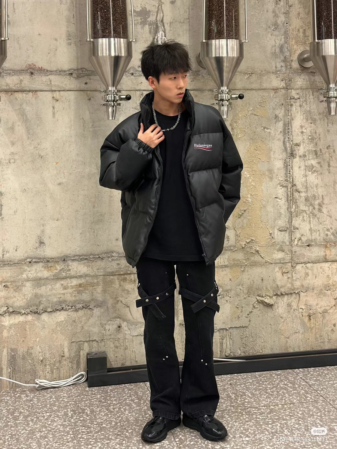 巴黎世家男女同款加厚保暖PU皮户外防风防水皮衣，情侣款加厚皮棉服外套 颜色：黑色 ！小红书ins各大网红教你搭配上身，上身特别的帅，随便配条卫裤都好看S了，版型宽松，上身效果超赞，爱不射手，不臃肿，上身轻便，不会感觉到衣服很