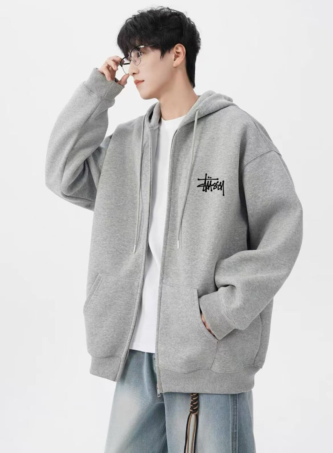 斯图西stussy 百搭落肩宽卫衣连帽华棉开衫外套】春秋百搭必备时尚单品 ，不起球不掉色，灰色干净有气质 不挑人穿 关键是随便搭配都好看！秋天在里面搭一件白色T恤打底衫 简约又休闲整件用的重磅棉 拿在手里很有分量感 上身满满的高级感