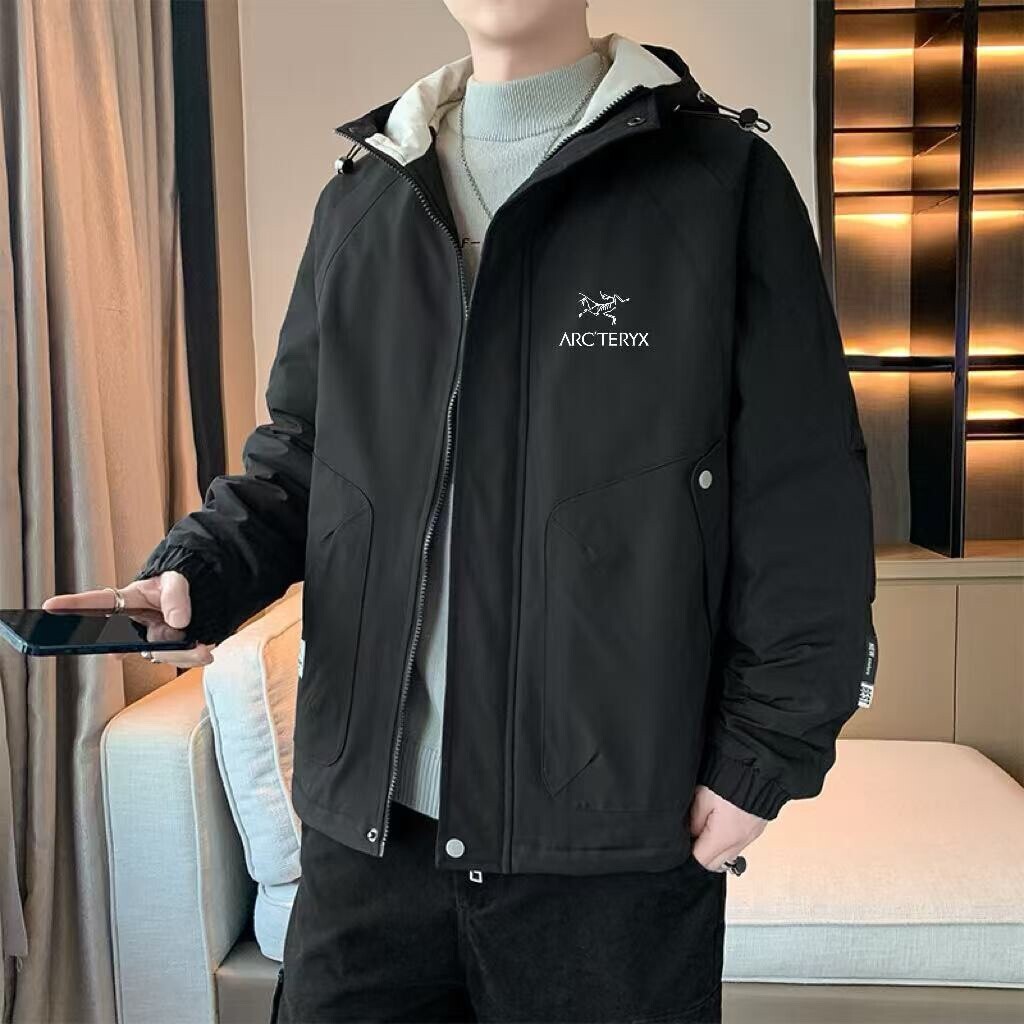 始祖鸟24秋冬新款男子全天候户外防风防寒棉服外套！这款棉羽夹克专为严酷的气候条件而打造，将全面的冬季防护性能与独特的现代美学相结合。