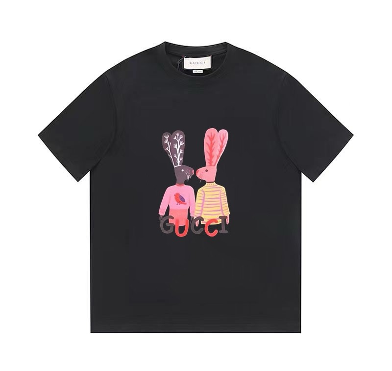 Gucci古驰新款短袖T恤， 23SS，G家新款T恤印花，简约时尚精致，数码印花工艺，色彩搭配舒适，男女同款  原版面料 官方同款 短袖t恤 同缸染面料  手感非常舒服   春夏最新砖柜同步  时尚又个性  百搭好看的一款                 男女都非常合适  人手必备款   面料：精梳纯棉 颜色：黑 杏 尺码：如下