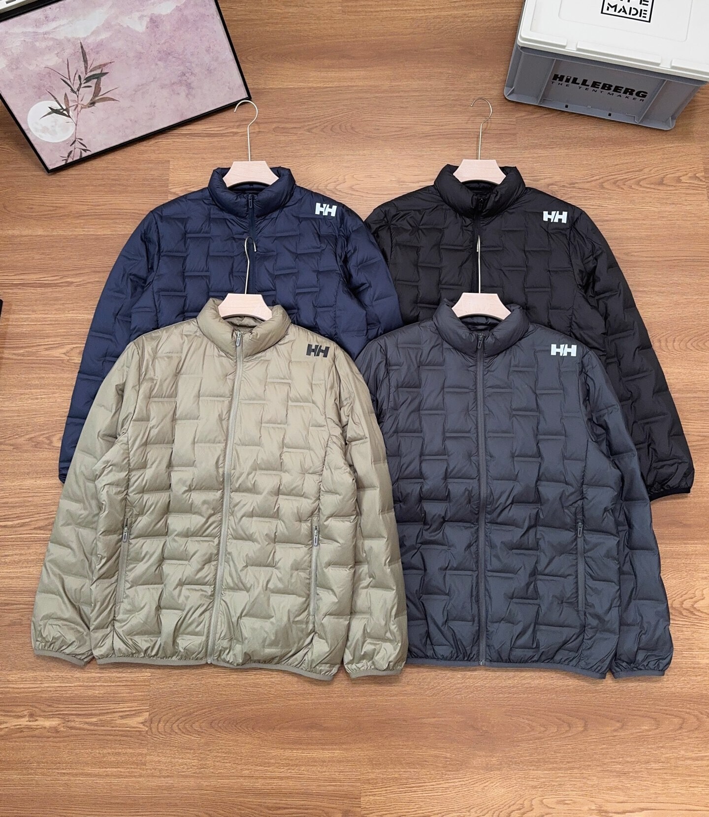 #羽绒服#HH海丽汉森2025新款轻薄户外立领情侣款羽绒服！轻暖羽绒服，新国标90绒子白鸭绒，无缝错格压胶设计防跑绒，时尚治愈减龄配色，搭配更有层次，云感柔软细密亲肤面料，手感细腻和肌肤更亲近，17cm高蓬松度白鸭绒填充，防跑绒全锁边缝制工艺，品质拉链耐拉顺畅不卡齿，立体裁剪，合体版型，包容多种身型，弹力收紧袖口，防冷风灌入，双侧拉链口袋安心置物。轻薄款羽绒服最大的特点就是轻便保暖效果好！ 各位，千万别错过这款羽绒服。面 料:上层:100%聚酯纤维      下层:100%聚酯纤维   非纤维物质除外(其