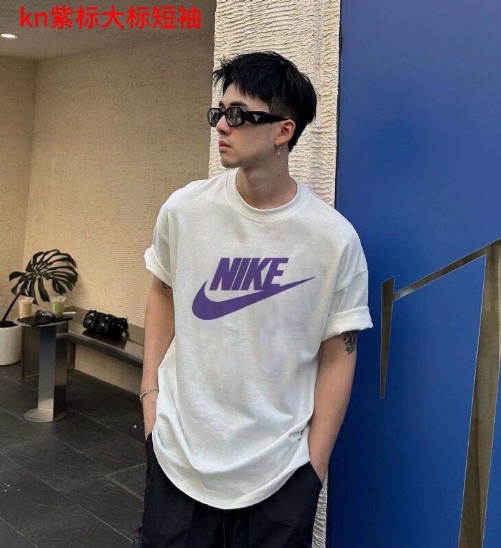 kn紫标大标短袖耐克短袖，上身版型超正，休闲运动必备！运动自如，你绝对值得拥有颜色：黑色/白色/材质：印花类别：纯棉T恤尺码：M-4xl