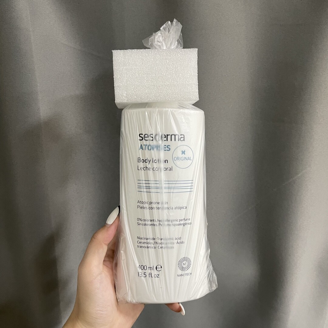 新版西班牙身体乳400ml最新版带防伪西班牙滋润身体乳400ml号称“身体小灯泡”的身体乳明星小红书推荐，里面含有小灯泡同款成分烟酰胺，所以会让你的身体白到发光透亮乳白色的膏体，质地清爽好推开，味道超级超级好闻，淡淡的感觉，像自带的体香，非常温柔干净的感觉。又保湿又美白