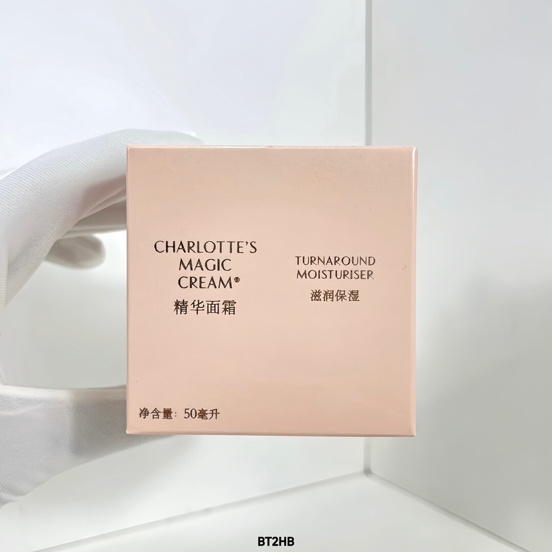 CT魔法面霜50mlCharlotte Tilbury 英国CT魔法面霜50ml质地像面霜一样，用量很省，抠一点点就可以涂一整张脸了，特别容易卡粉的地方可以多涂点。超级神奇，明明涂上脸没有多油润，但是上妆就是不卡粉，底妆更服帖！Magic Cream真的很麦吉克！