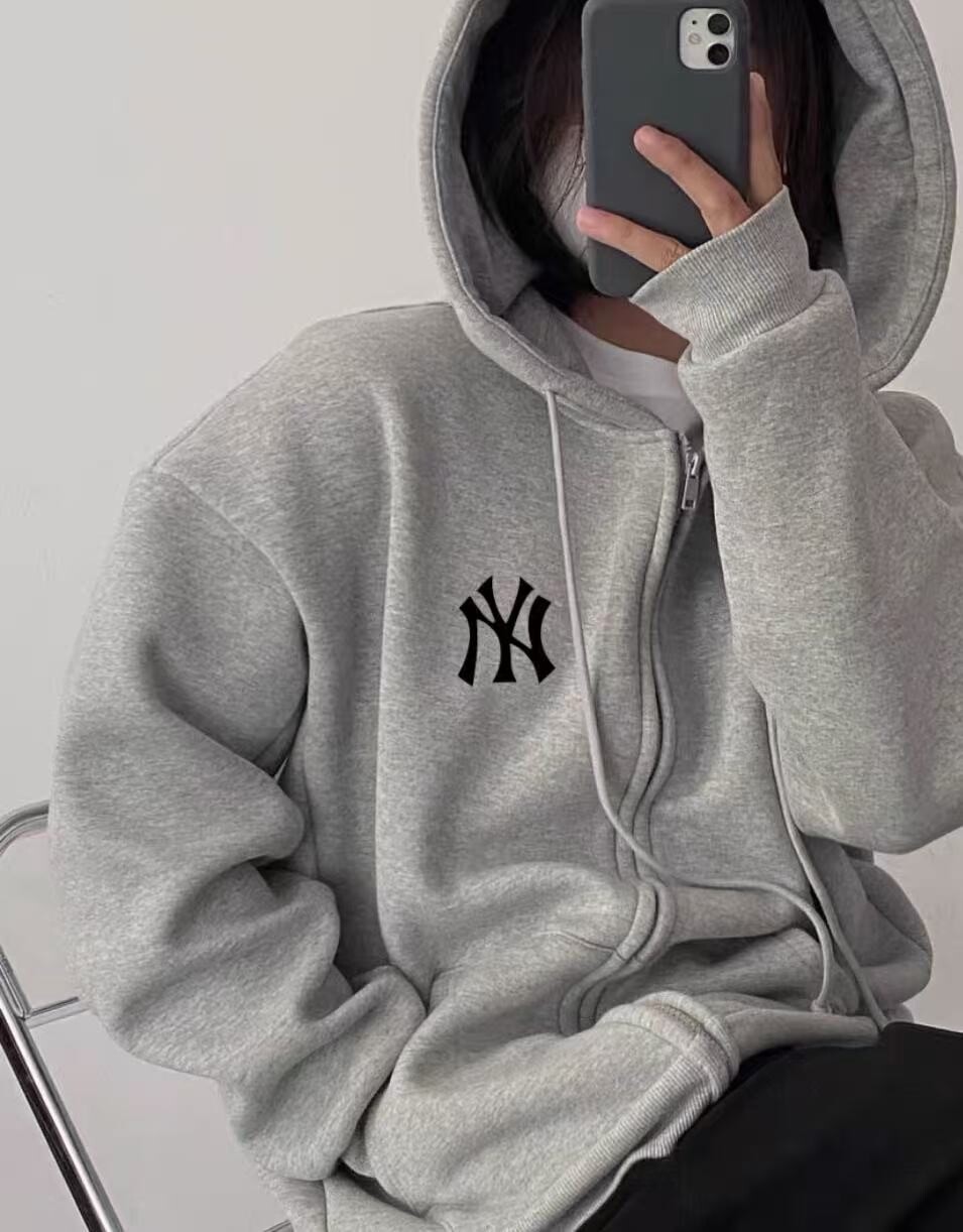 洋基队mlb 百搭落肩宽卫衣连帽华棉开衫外套】春秋百搭必备时尚单品 ，不起球不掉色，灰色干净有气质 不挑人穿 关键是随便搭配都好看！秋天在里面搭一件白色T恤打底衫 简约又休闲整件用的重磅棉 拿在手里很有分量感 上身满满的高级感