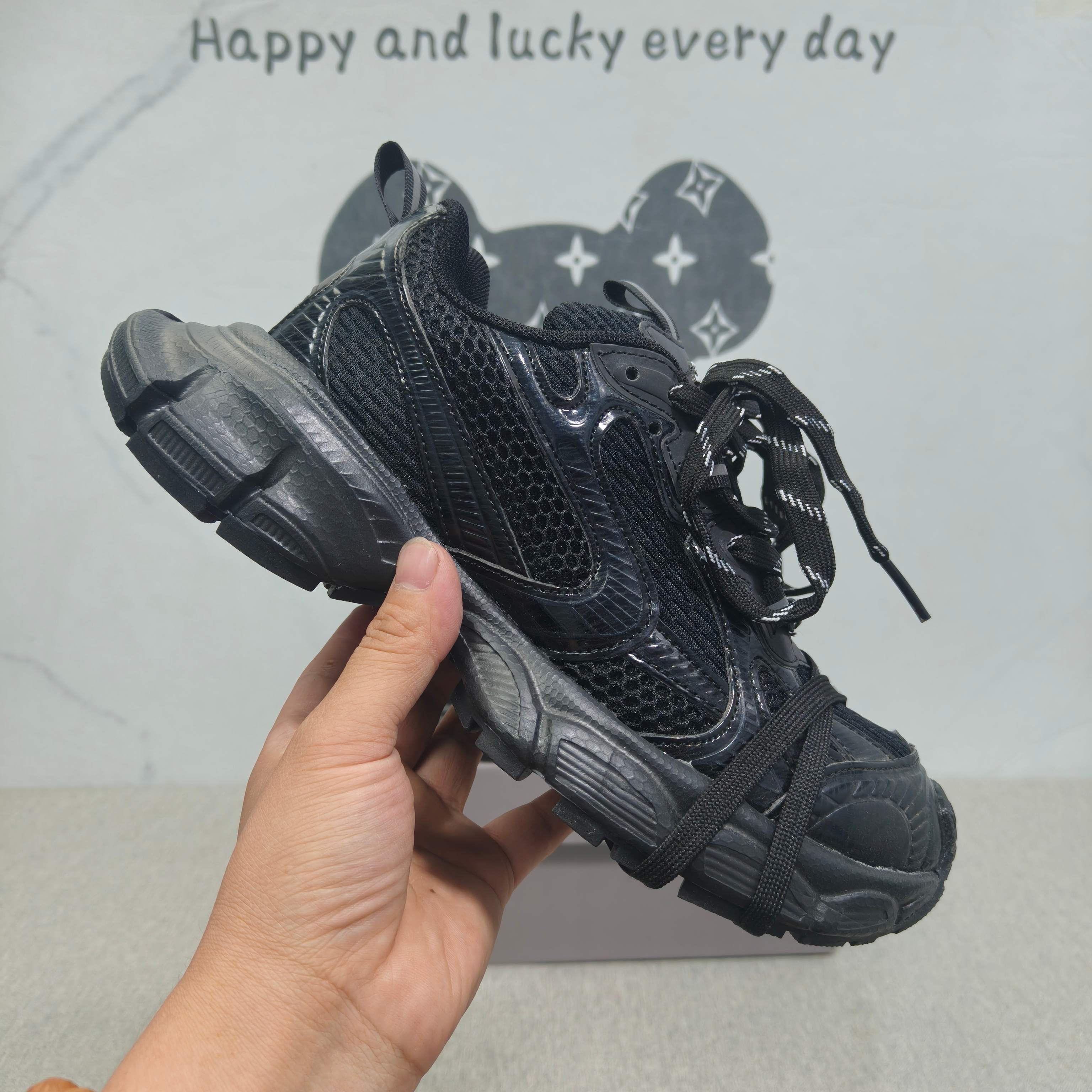 巴黎世家 3XL 全黑色/脏脏鞋 36-44码 男女款现货巴黎世家  时尚厚底增高运动潮鞋 ，舒适防滑底和百搭性霸屏整个时尚娱乐圈，细节调整完美主义！纯原版本独家开模大底尽显贵族气质. 做旧款脏脏鞋！