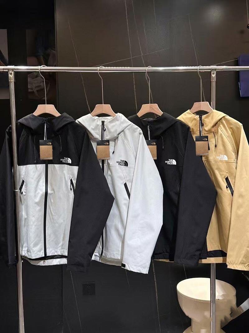 北面冬季新款男士拼接三合一冲锋衣两件套带内胆【款号】: LM-88033户两件套【尺码】: S-3XL 【颜色】: 黑黑色，黑灰色，白色，黄色，【面料】: 小牛津，