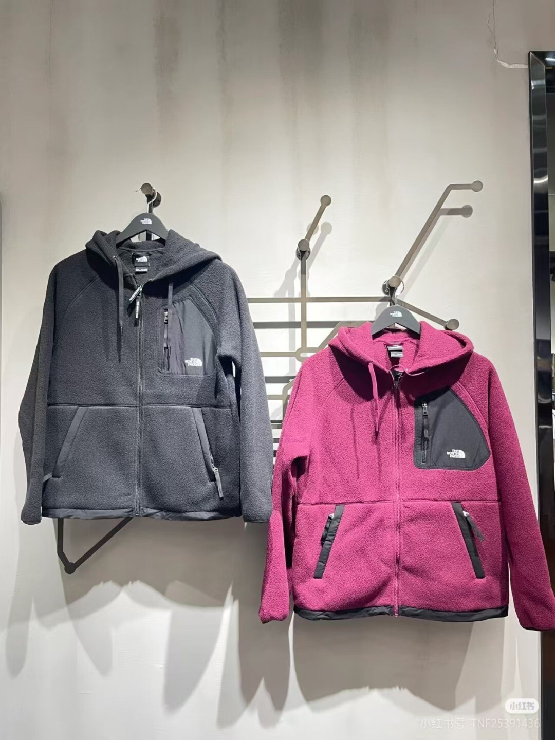 THE NORTH FACE北面冬季新款专柜情侣运动外套夹克 加绒保暖外套【款号】: XM-78933棉【尺码】: S-2XL 【颜色】: 黑色，红色，【面料】: 羊羔绒 ，绣标